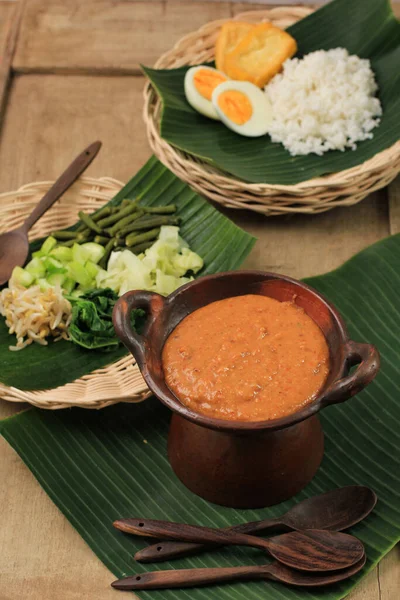 サンバル ペケルは ローストまたはフライドピーナッツ パームシュガー チリから作られたスパイシーなインドネシアのソースです 通常ナシ スペシャル スペシャル — ストック写真