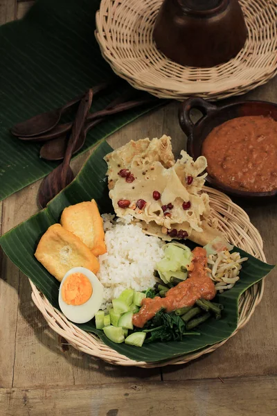 Nasi Pecel Tradiční Javánská Rýžová Mísa Dušené Rýže Zeleninovým Salátem — Stock fotografie