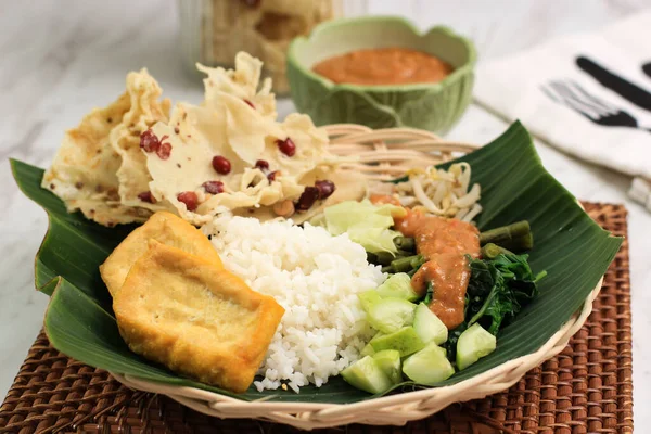Наси Песель Традиционное Яванское Блюдо Риса Пару Овощным Салатом Арахисовым — стоковое фото