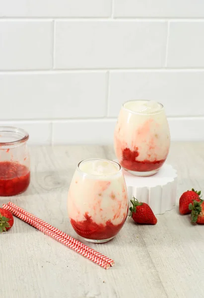 Zwei Gläser Frischer Koreanischer Erdbeermilch Mit Hausgemachter Erdbeerkompottsauce Auf Weißem — Stockfoto