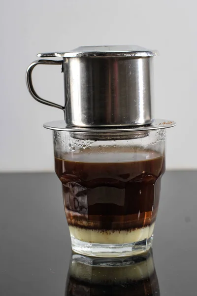 Вьетнамский Кофе Сгущенным Молоком Стеклянных Чашках Традиционный Металлический Кофеварка Фин — стоковое фото