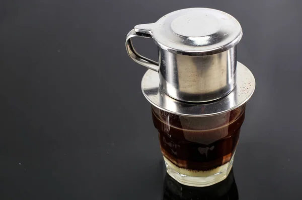 Café Vietnamita Com Leite Condensado Copos Vidro Tradicional Metal Coffee — Fotografia de Stock