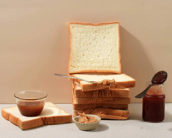 Dilimlenmiş Tost Ekmeği Shokupan Veya Roti Tawar Solid Krem Arkaplanda — Stok fotoğraf