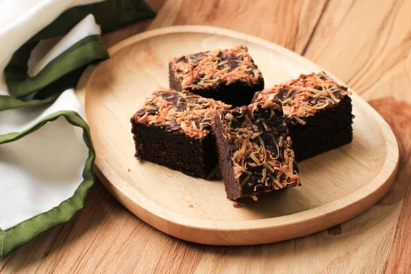 Выпекать Брауни Измельченным Сыром Сверху Brownies Keju Домашний Свежеиспеченный Шоколадный — стоковое фото