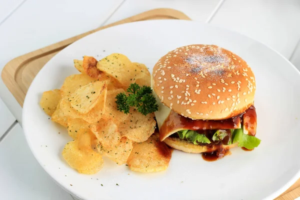 Kaas Hamburger Burger Met Aardappel Chips Witte Plaat — Stockfoto