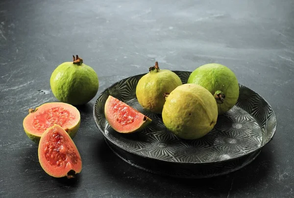 Frisch Geschnittene Guaven Und Blätter Jambu Biji Merah Oder Psidium — Stockfoto