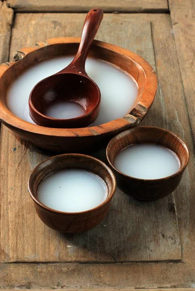 Makgeolli Tradycyjny Koreański Napój Winem Ryżowym Podawany Drewnianej Misce — Zdjęcie stockowe