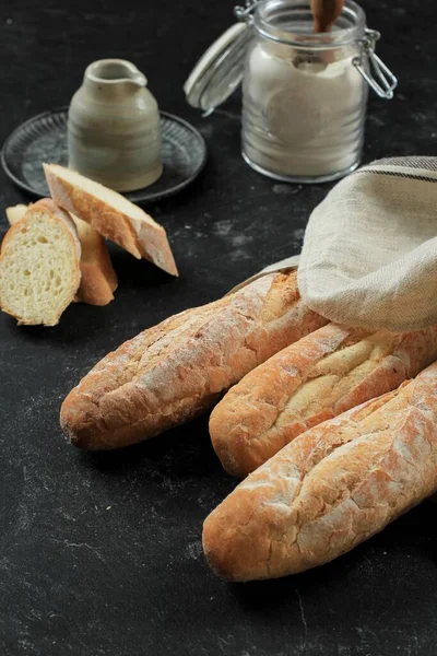 Pan Baguette Francés Sobre Mesa Mármol Negro —  Fotos de Stock