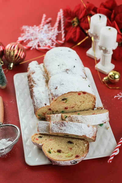 Yılbaşı Stollen 'ı taşra arka planında. Geleneksel Noel Şenlikli Pasta Tatlısı. Almanca. Noel için çalınmış, Kırmızı Konsept