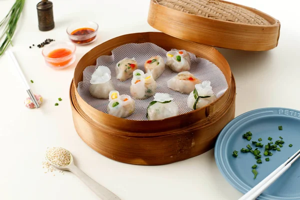 Çin Buharlı Dimsum 'un Seçici Odak Noktası veya Bambu kabında Çin Yemeği, Parlak Temiz Arkaplan