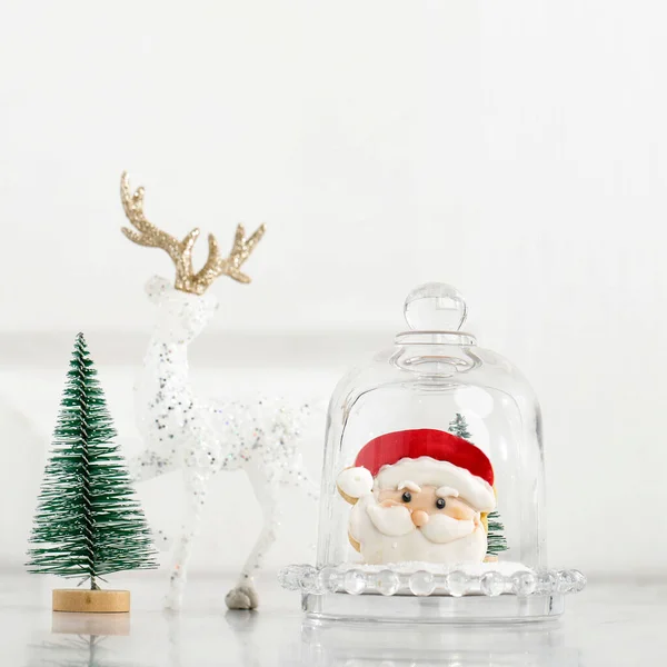 White Christmas Concept Weihnachtsmann Plätzchen Mit Puderzucker Kopierraum Für Text — Stockfoto