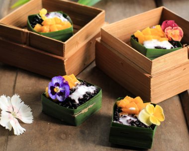 Pandan Yaprakları Kupası 'nda ev yapımı Hindistan cevizi Siyah Yapışkan Pirinç, Pandan Yaprakları Kupası' nda Seçici Odaklanma