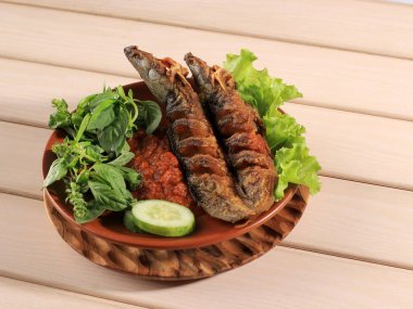 Lele Goreng ya da kızarmış yayın balığı geleneksel Endonezya mutfağıdır. Catfish ve Chili Domates Ezmesi, Popüler Sokak Yemeği Adı Pecel Lele Lamongan