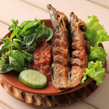 Lele Goreng ya da kızarmış yayın balığı geleneksel Endonezya mutfağıdır. Catfish ve Chili Domates Ezmesi, Popüler Sokak Yemeği Adı Pecel Lele Lamongan