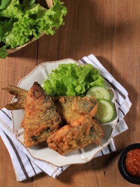 Bandeng Presto Juwana, Süt Balığı Baskı Fırınıyla Pişirilmiş, Biber Ezmesi (Sambal) ve Taze Sebze