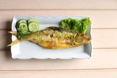 Çiğ Bandeng Presto Juwana, Baskı Fırınıyla Pişirilmiş Süt Balığı, Biber Ezmesi (Sambal) ve Taze Sebze ile Servisi, Metni Kopyalamak İçin Yer