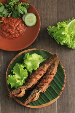 Top View Fried Catyetan Lele, Endonezya 'nın popüler sokak yemeği. Baharatlı Sosu ile servis edilir (Sambal)