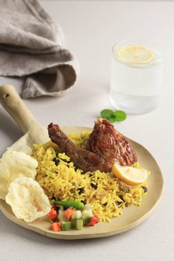 Beyaz Arkaplanda Sarı Tabakta Lezzetli Tavuk Biryani, Hint ya da Pakistan Ramzan Yemeği. Geleneksel Hint yemeğinin güzel manzarası, iftar yemeği, Ramazan yemeği..