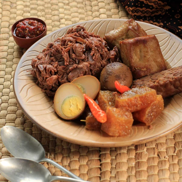选择焦点指南 来自印度尼西亚日惹的一个签名和传说中的死亡 杰克水果炖肉配以牛皮饼干和布朗蛋 淡贝和桑巴的香料炖肉 — 图库照片
