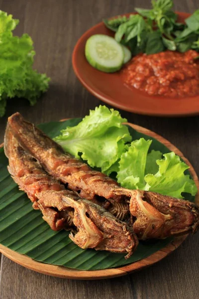 選択されたフォーカスLele GrengまたはFried Catfishは伝統的なインドネシア料理です ナマズとチリトマトのペースト 人気のストリートフードと呼ばれるペセル ラモンガン — ストック写真