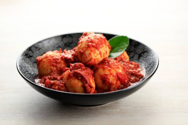 Telor Bumbu Bali, genellikle Nasi Campur veya Nasi Kuning ile servis edilen Bali Baharatlı ve Baharatlı Kaynamış Yumurta 'dır. Telur Balado Padang 'a benziyor.