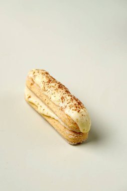 Cream Pastel üzerine Mini Tiramisu. Boşluğu Kopyala 