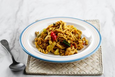 Tumis Usus Ayam veya Sauteed Tavuk Bağırsağı, Geleneksel Endonezya Günlük Tabağı, Kesik Tavuk Bağırsağından yapılır, Baharat, zerdeçal ve biberle pişirilir..