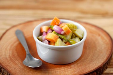 Seçilmiş Odak Acar, Tavuk, Et ve Martabak Tabağı. Doğranmış havuç ve salatalıklı yeşil biber ve Shallot, sirke, şeker ve tuz karışımı. Beyaz Kasede