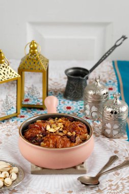 Seçilmiş Odaklanma Geleneksel Mısır Tatlı Pastası Şekerli Puding Om Ali veya Islak Ekmek, Süt ve Kızarmış Fındık, Badem, Pistachio, Kuru Üzüm