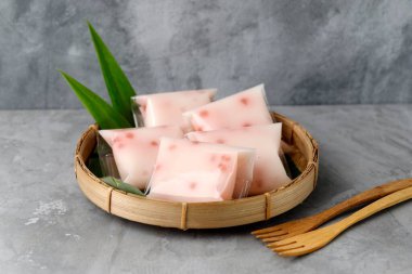 Cente Manis, Cantik Manis, veya Jentik Manis. Geleneksel Endonezya çerezi. İçindekiler un, şeker ve muhallebi incileri..