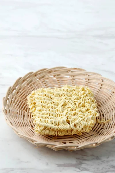 Asiatico Asciugato Instant Noodle Piastra Bambù Copia Spazio Testo — Foto Stock