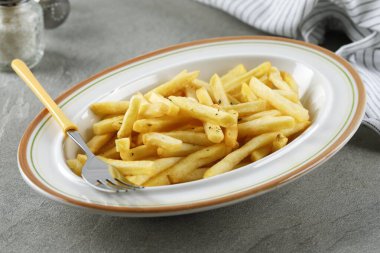 Beyaz tabakta patates kızartması, yakın plan. Fast Food kavramı