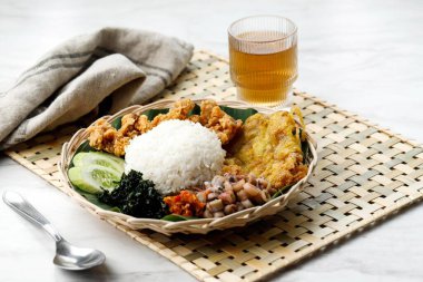 Nasi Kampü Medan 'ı. Malezya Tabakları çeşitliliğinde sokak yemeği pilavı. Medan, Kuzey Sumatra 'da popüler.