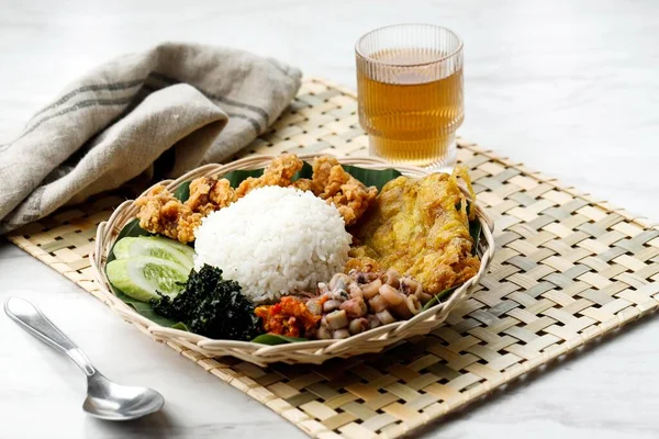 Nasi Campur Medan 马来侧食品种丰富的稻谷街头食品 在北苏门答腊棉兰很受欢迎 — 图库照片
