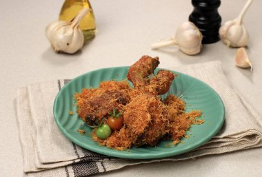 Ayam Goreng Lengkuas - Java otlu kızarmış tavuk Galangal, Yakın çekim