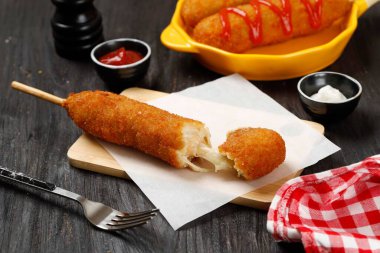 Domates soslu Mozarella Corndog, Popüler Kore ve Amerikan Sokak Yemekleri, Tahta Masa üzerinde