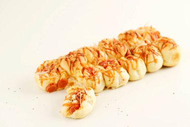 Ev yapımı Pizza Roll Ekmeğini Peynir ve Sosisle Ayırın, Metin, Tarif veya Reklam Alanı İçin Kopyala