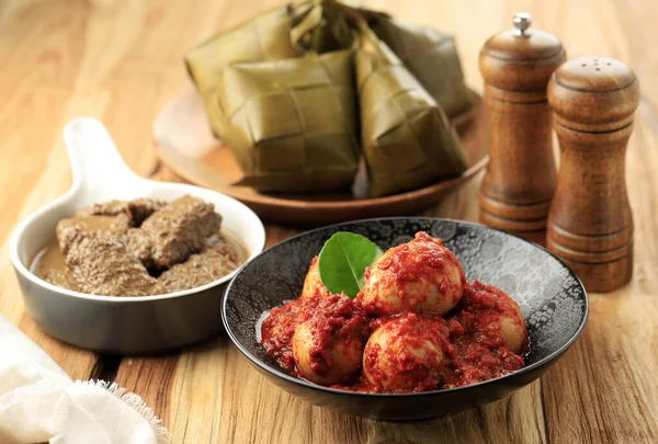 Telur Balado Und Rendang Begleiteten Ketupat Zum Eid Fitr — Stockfoto