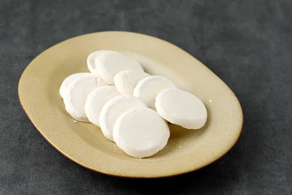 Brem Khas Solo veya Brem Madiun, Endonezya Geleneksel Şekerleme Kurutulmuş Fermente Pirinç Suyu. Kapat.