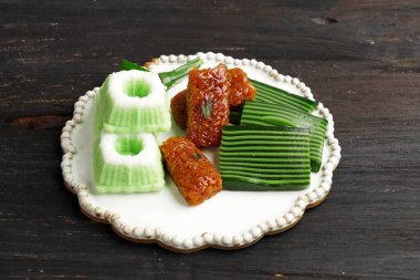 Üç çeşitli Jajan Pasar, Endonezya Çay Saati Geleneksel Atıştırması, Kue Putu Ayu, Wajik ve Kuih Lapis Beras. Kara Tahta Masa 'da