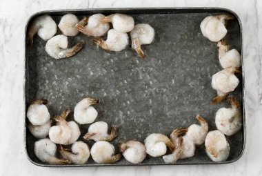 Metin için Boşluğu Kopyala ile Metal Tepside Donmuş Karides Karidesi