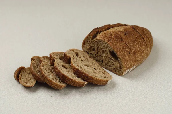 奶油白表上的面团面包 文本复制空间 — 图库照片
