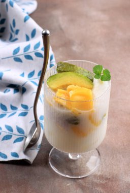 Es Teler veya es Teller, Endonezya 'dan getirilen, Dilimlenmiş Avokado, Genç Hindistan cevizi, Jackfruit, Şekerli Yoğunlaştırılmış Süt ile servis edilen bir meyveli kokteyl..
