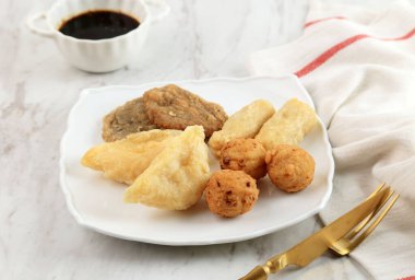 Pempek Palembang Güney Sumatera 'dan bir balık keki. Genellikle Cuko adında ekşi ve baharatlı sosla servis edilir. Tabloda, Metin için Boşluğu Kopyala