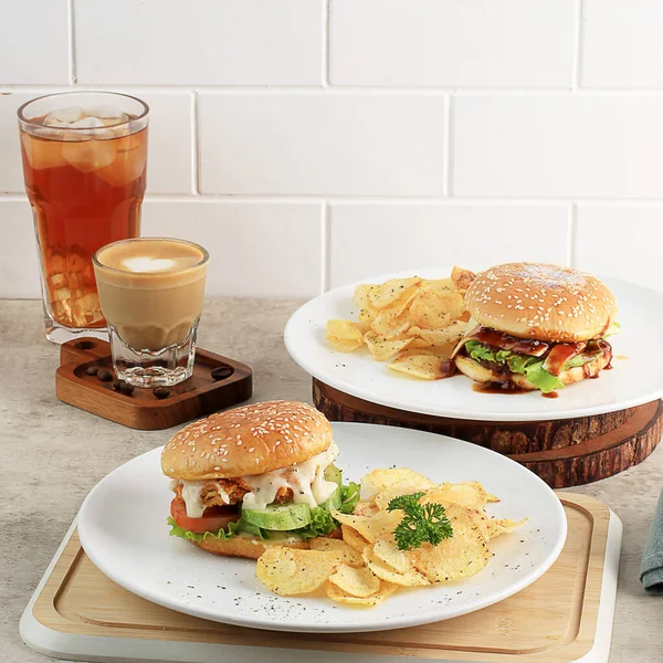 Mini Burger Met Aardappelchips Koffie Latte Ijsthee Cafe Menu Concept — Stockfoto