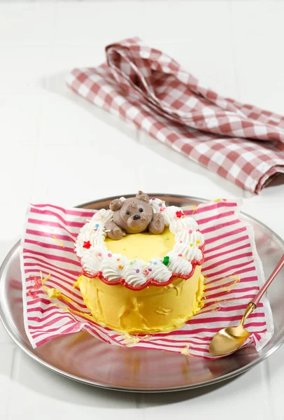 ミニバタークリームケーキ お弁当韓国ケーキ 通常ランチボックスパッケージ ホワイトテーブルで提供 — ストック写真