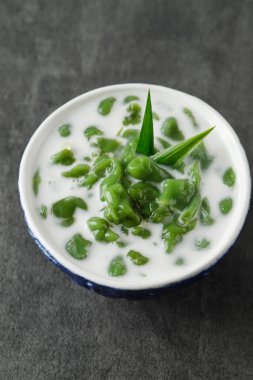 Es Cendol veya Dawet, Endonezya Geleneksel Pirinç unu, Palm Sugar, Hindistan cevizi sütü ve Pandan Yaprağı 'ndan yapılan geleneksel buzlu tatlıdır. Ramazan 'da Oruç Süresince Popüler.