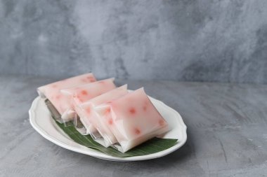 Cente Manis, Cantik Manis, veya Jentik Manis. Geleneksel Endonezya çerezi. İçindekiler un, şeker ve muhallebi incileri..