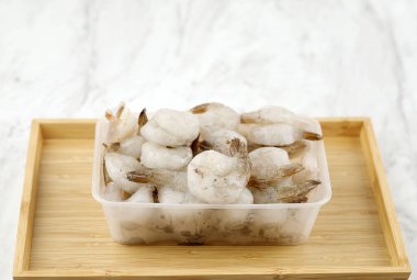 Plastik Kutuda Donmuş Karides, Donmuş Deniz Ürünleri Konsepti. Metin için Boşluğu Kopyala