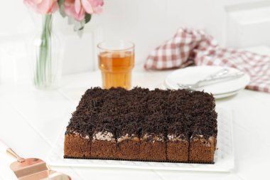 Küçük Kare Süngerli Kek Potong Çikolatalı Kek Keki Beyaz Arkaplan Üzerinde Koyu Pişmiş Çikolata ve Krema.